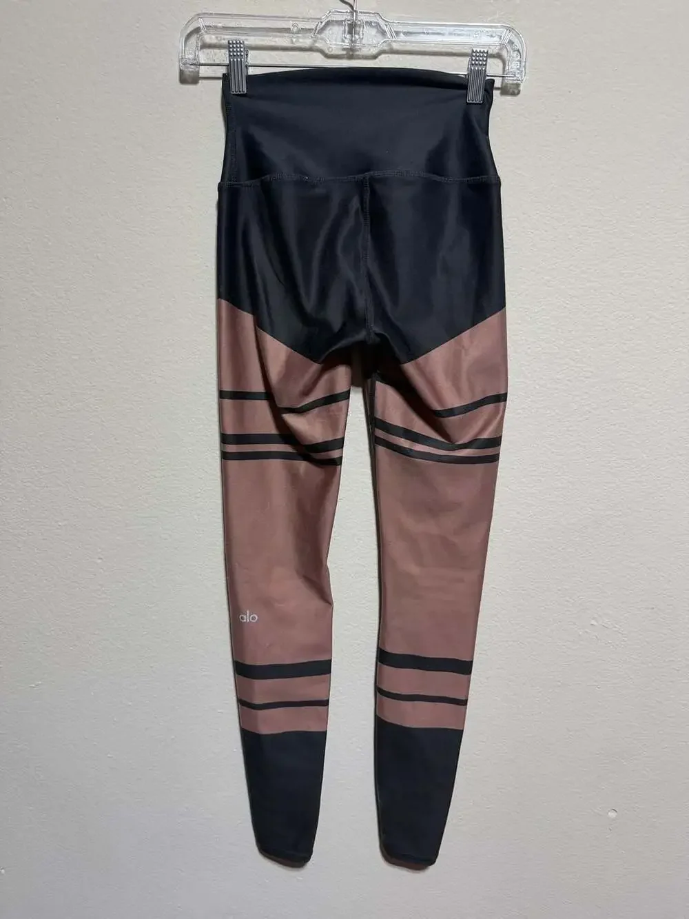 Alo Yoga High-Waist Tech Lift Airbrush Leggings in Rosewater/Black